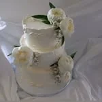 Vjenčana torta s ružama i zelenilom