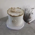 Elegantna bijela torta s cvjetnim ukrasima